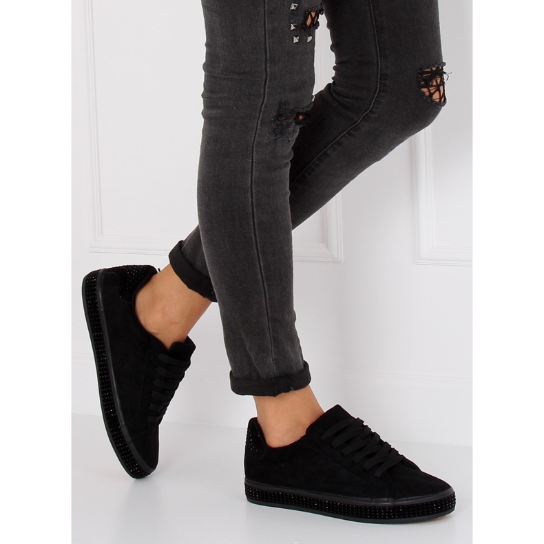 Musta BS098 Mustat lenkkarit kivillä 1