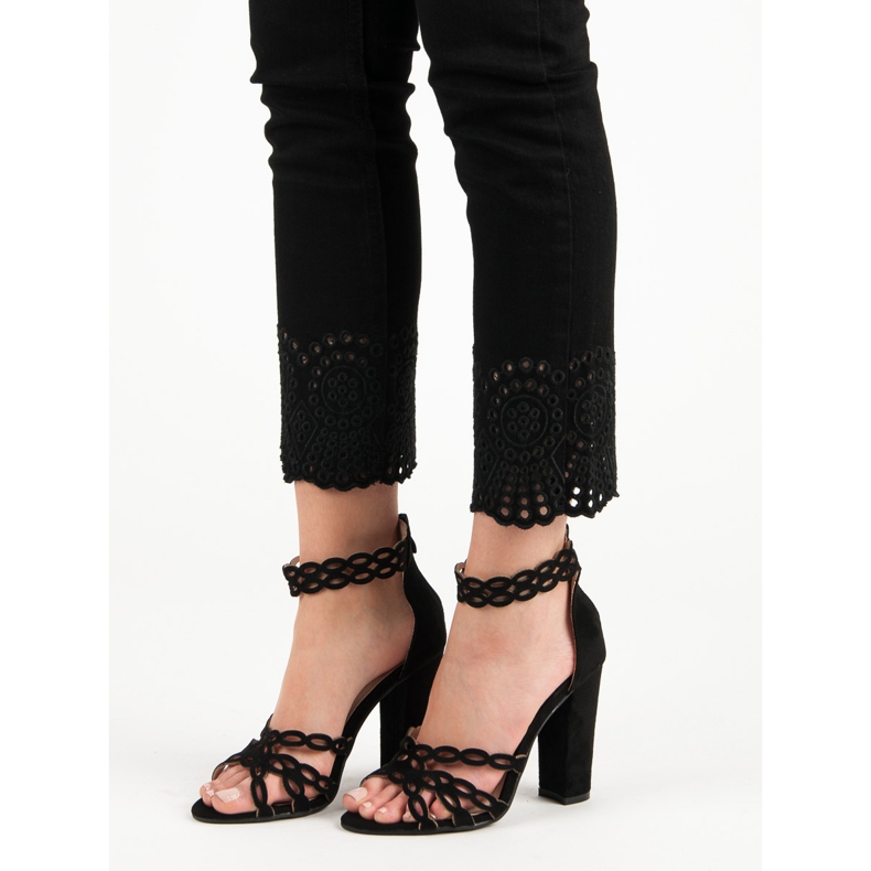 Laura Mode Mustat sandaalit baarissa 1