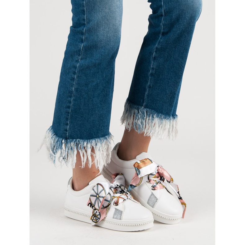 Urheilukengät sidottu nauhalla valkoinen 2