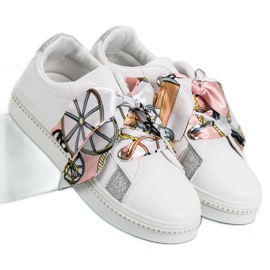 Urheilukengät sidottu nauhalla valkoinen 1