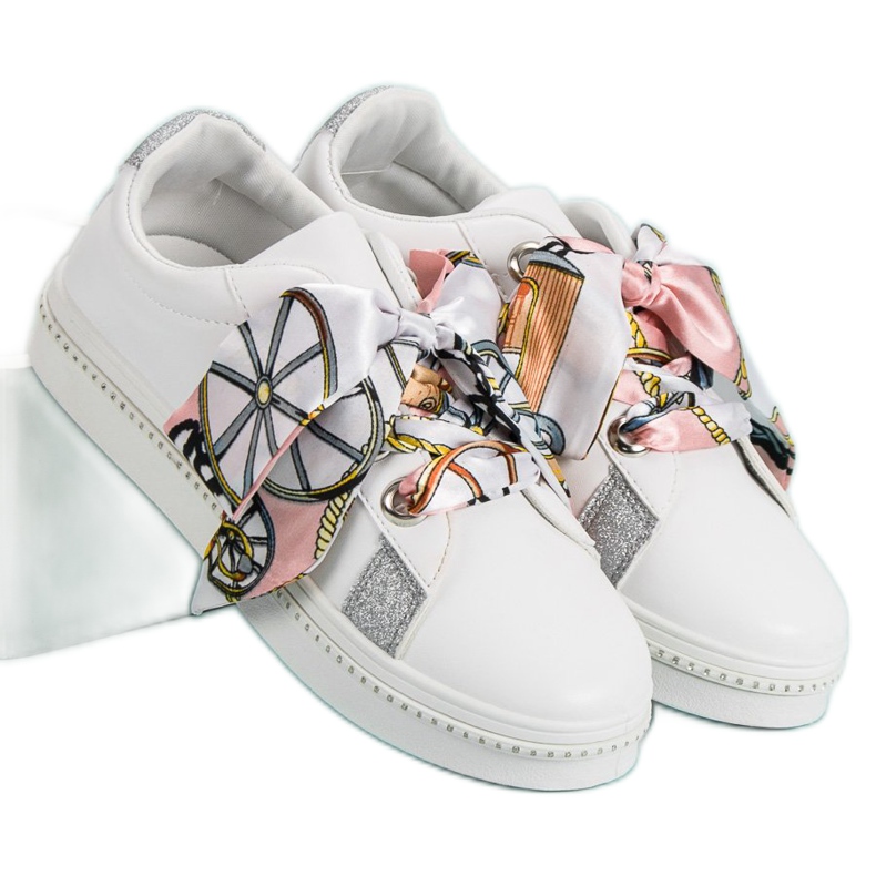 Urheilukengät sidottu nauhalla valkoinen 1