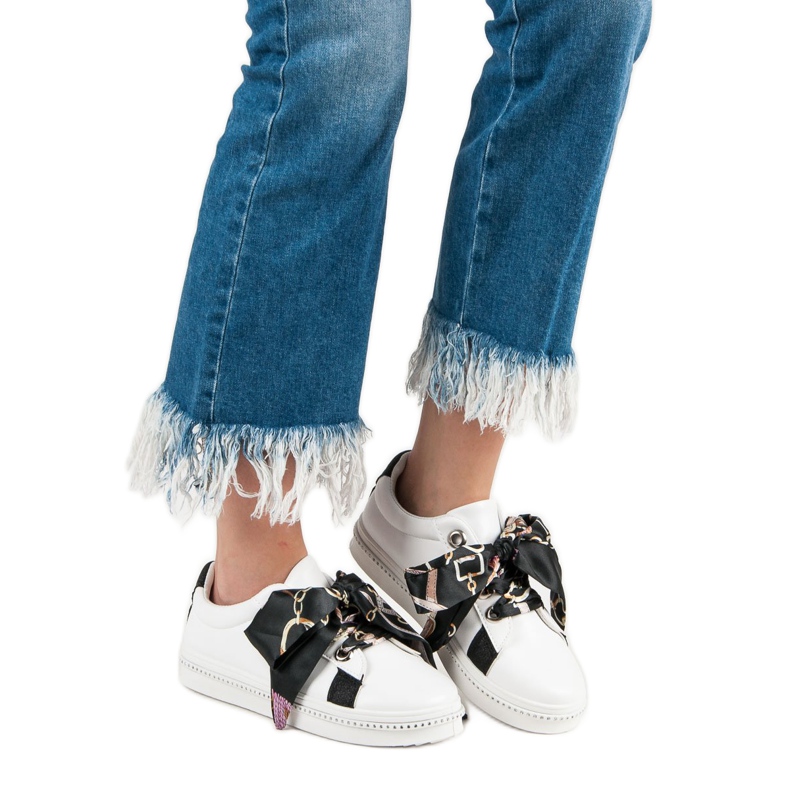 Urheilukengät sidottu nauhalla valkoinen 2