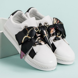 Urheilukengät sidottu nauhalla valkoinen 1