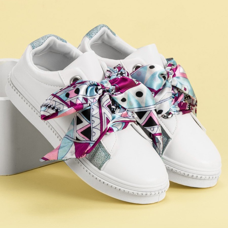 Urheilukengät sidottu nauhalla valkoinen 1