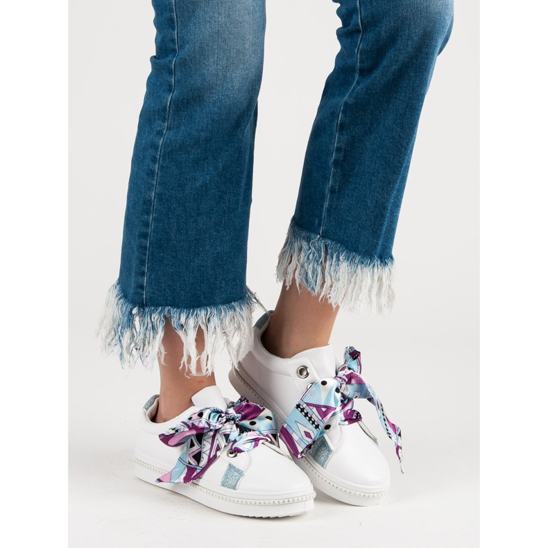 Urheilukengät sidottu nauhalla valkoinen 2