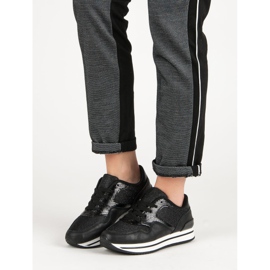 Mustat urheilukengät 1