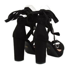 Mustat sandaalit alustalla NC805 musta 2