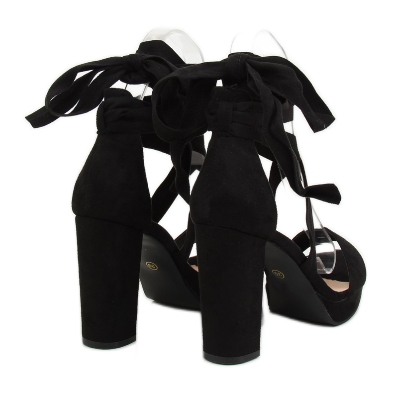 Mustat sandaalit alustalla NC805 musta 2