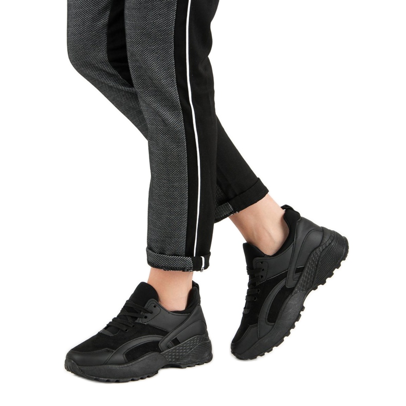 Small Swan Mustat lenkkarit lavalla 1