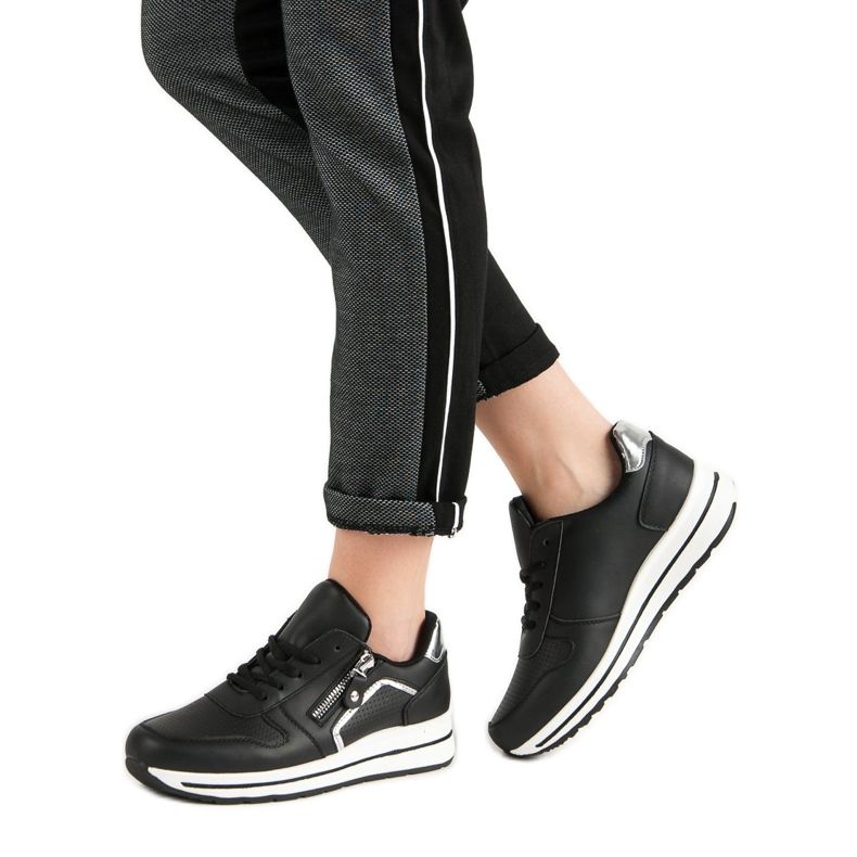 Mustat urheilukengät 2