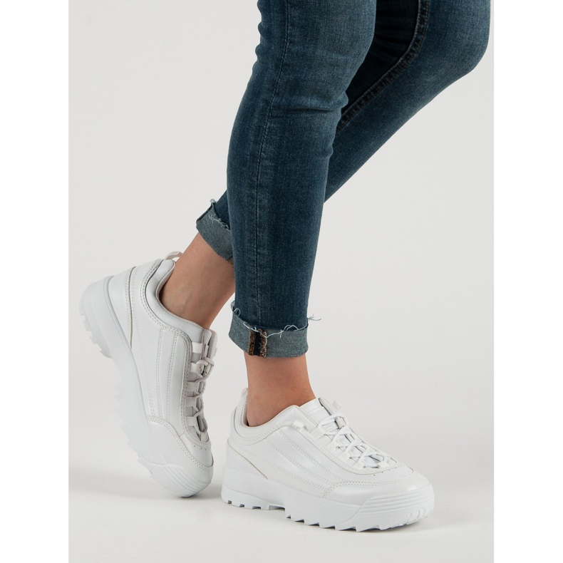 Tennarit alustalla valkoinen 1