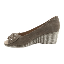 Naisten pumput kiilassa Caprice 29350 ruskea 2