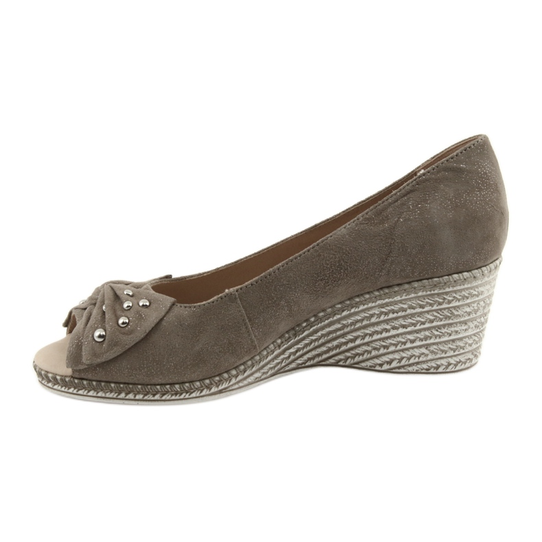 Naisten pumput kiilassa Caprice 29350 ruskea 2