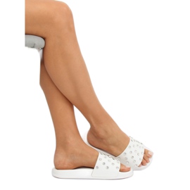 Valkoinen CK67P Valkoiset tossut kivillä 1