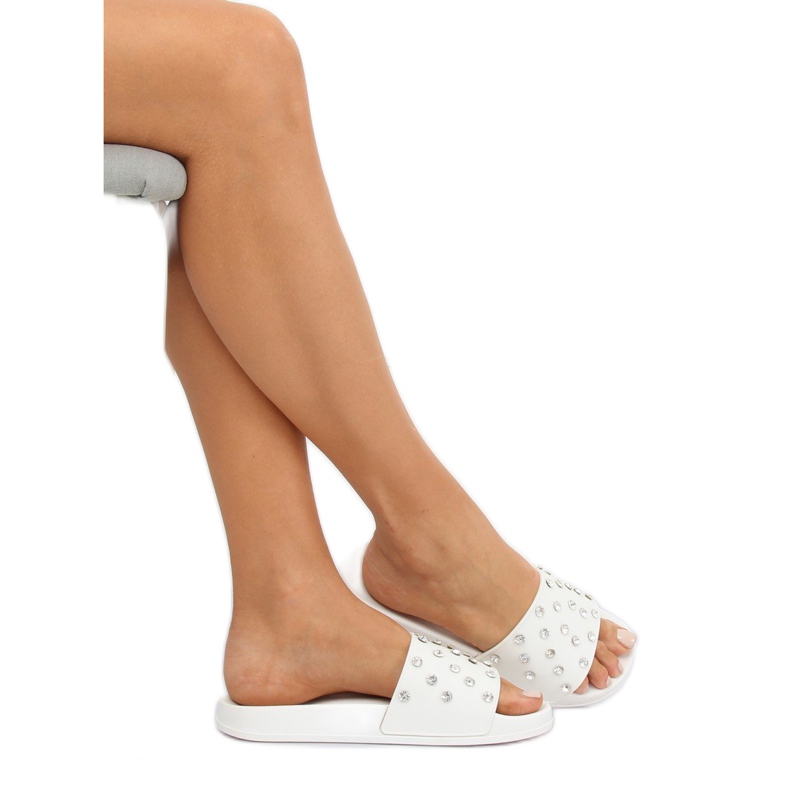 Valkoinen CK67P Valkoiset tossut kivillä 1