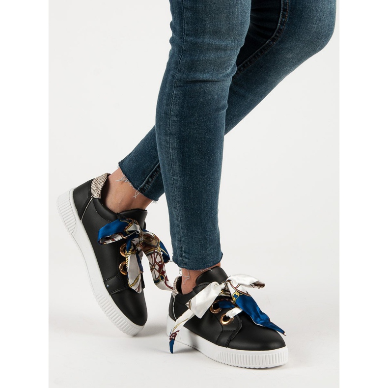 Urheilukengät sidottu nauhalla musta 1