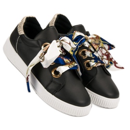 Urheilukengät sidottu nauhalla musta 2