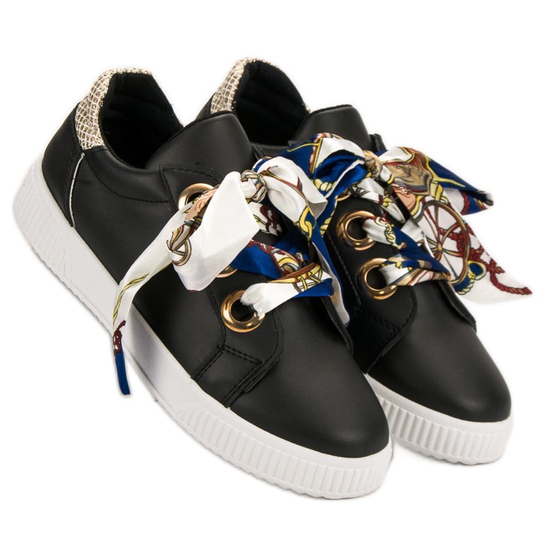 Urheilukengät sidottu nauhalla musta 2