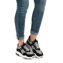 Kylie Tennarit alustalla musta 1