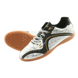 American Clubin urheiluhalli hopeaa 5