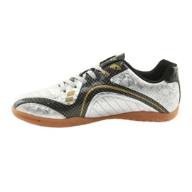 American Clubin urheiluhalli hopeaa 2