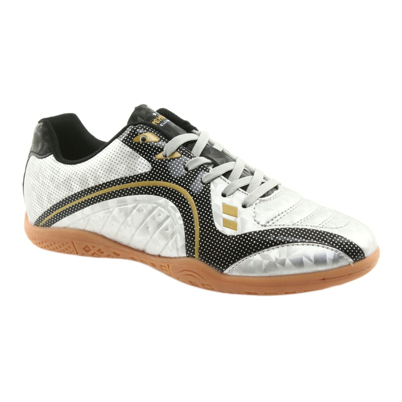 American Clubin urheiluhalli hopeaa 1