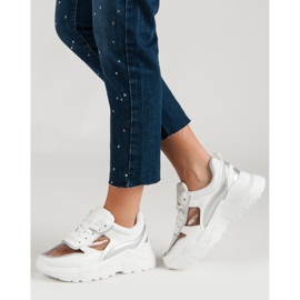 Läpinäkyvät lenkkarit alustalla valkoinen 1