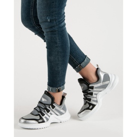 Harmaat urheilukengät 2