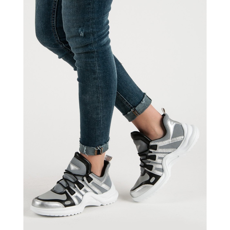 Harmaat urheilukengät 2