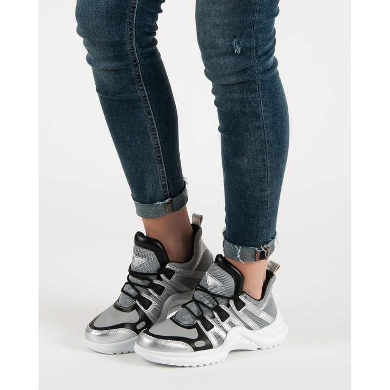 Harmaat urheilukengät 1