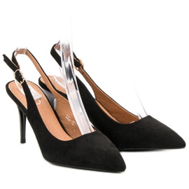 Mustat tikit, joissa on löydetty kantapää 1