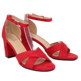 Punainen FH-3M26 Punaiset sandaalit postissa 1