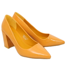 Pumput keltaisella pylväällä LE061P Keltainen 1