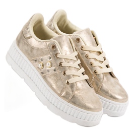 Kultaiset jalkineet alustalla kultainen 1