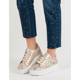 Kultaiset jalkineet alustalla kultainen 2