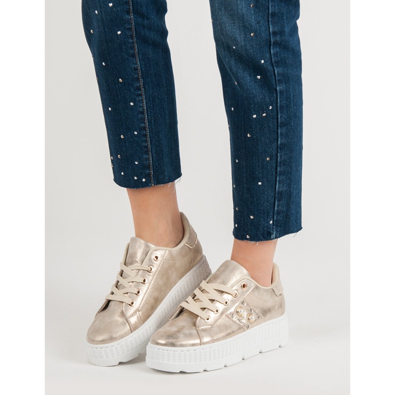 Kultaiset jalkineet alustalla kultainen 2