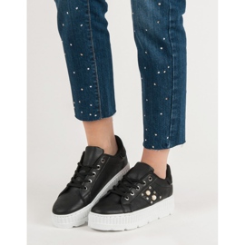 Mustat kengät lavalla 2