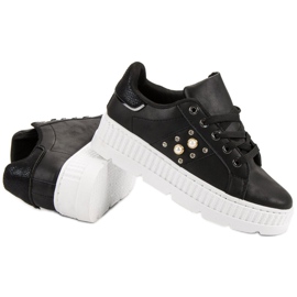 Mustat kengät lavalla 1