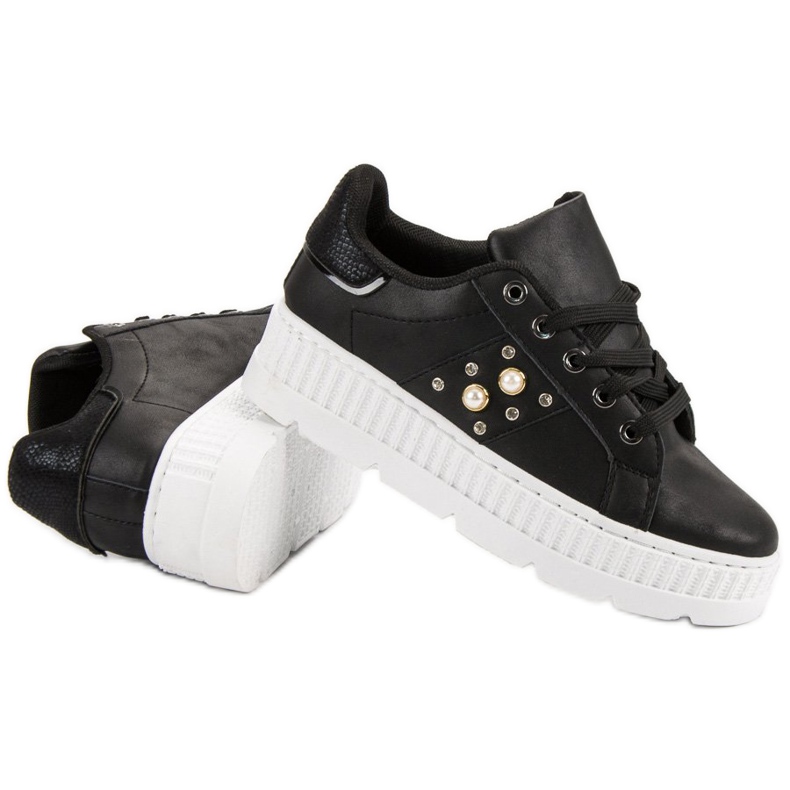 Mustat kengät lavalla 1