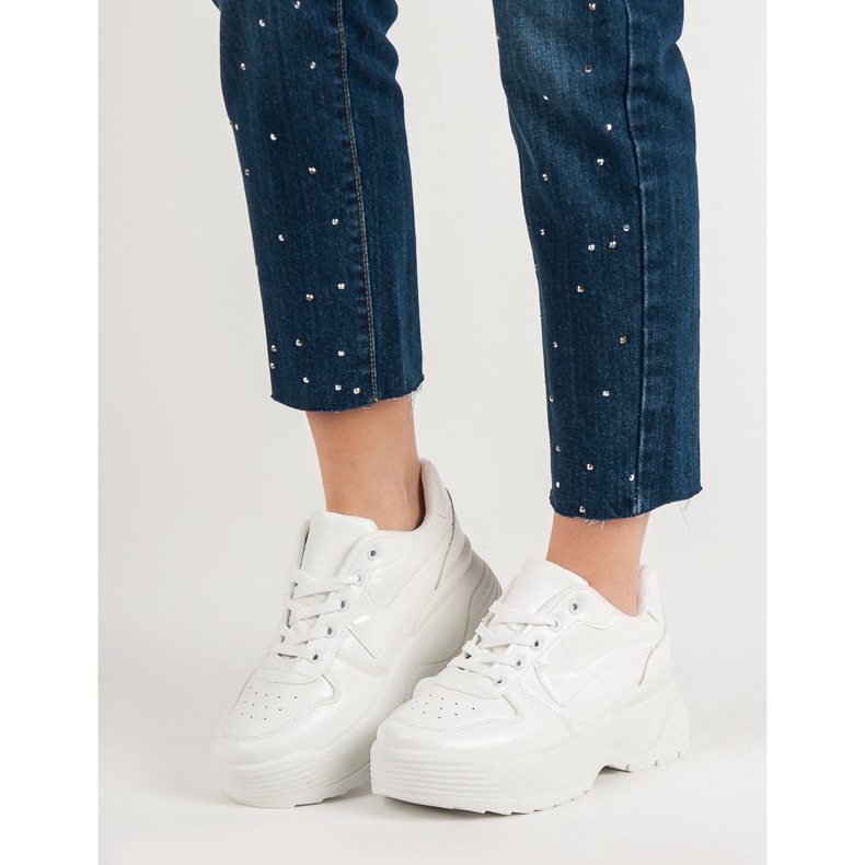 Kylie Tennarit alustalla valkoinen 1