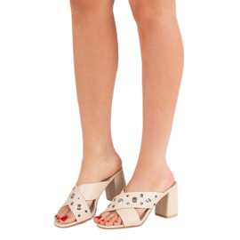 Beige tossut baarissa 2