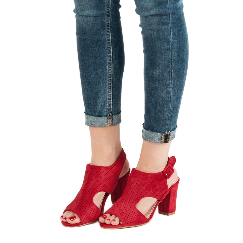 Avoimet sandaalit postissa punainen 1