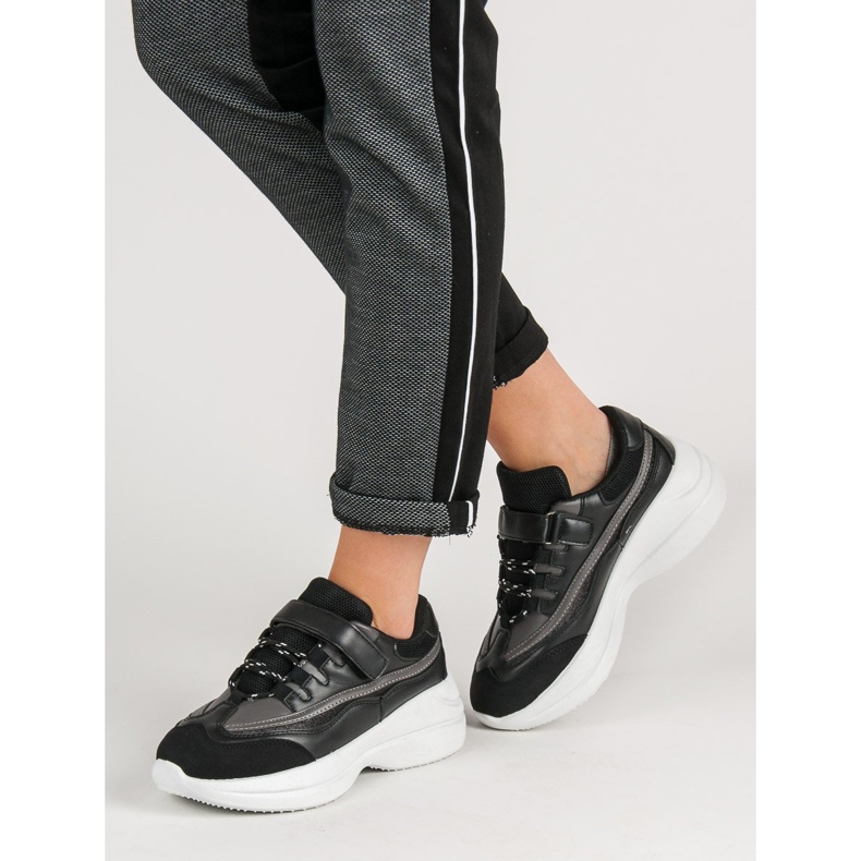 Muodikkaat mustat lenkkarit 1