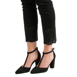 Primavera Mustat pumput pylväässä 2