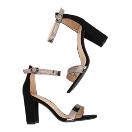 Musta GF-WL-35 Mustat sandaalit postissa 1