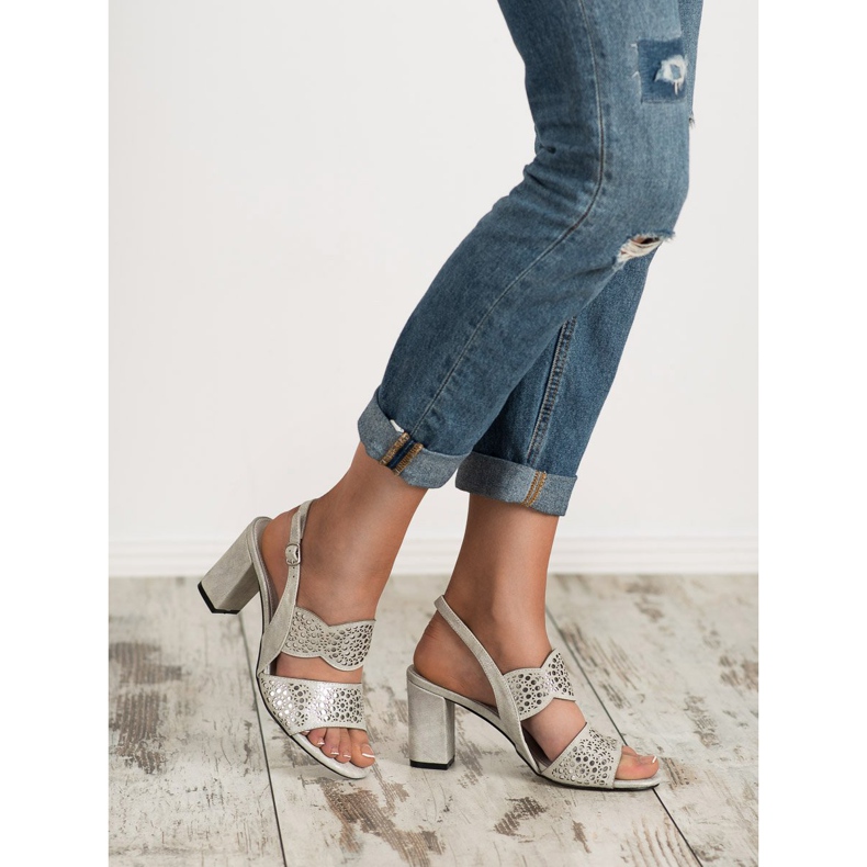 Goodin Hopeiset sandaalit baarissa harmaa 2