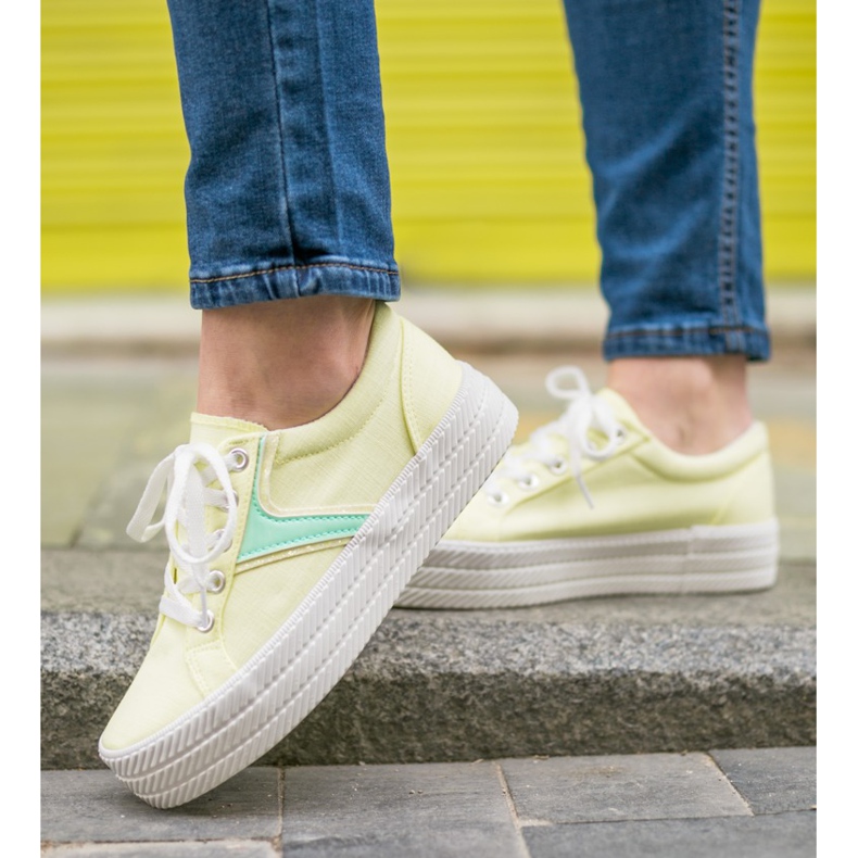 Kylie Tennarit alustalla keltainen 1