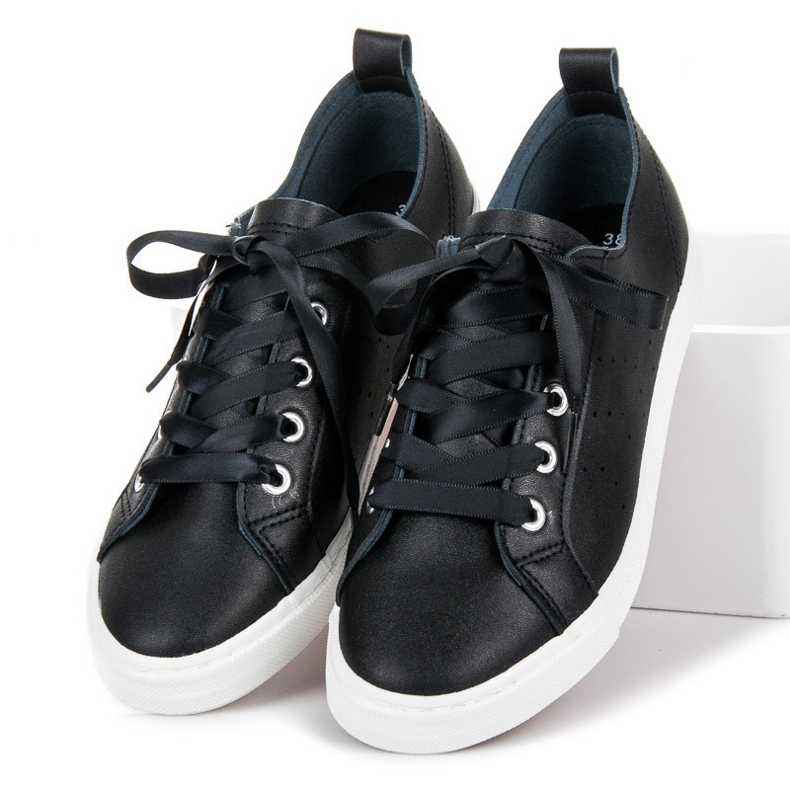 Kylie Mustat lenkkarit, jotka on sidottu nauhalla 1