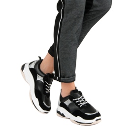 Mustat lenkkarit kuvioinnilla 2