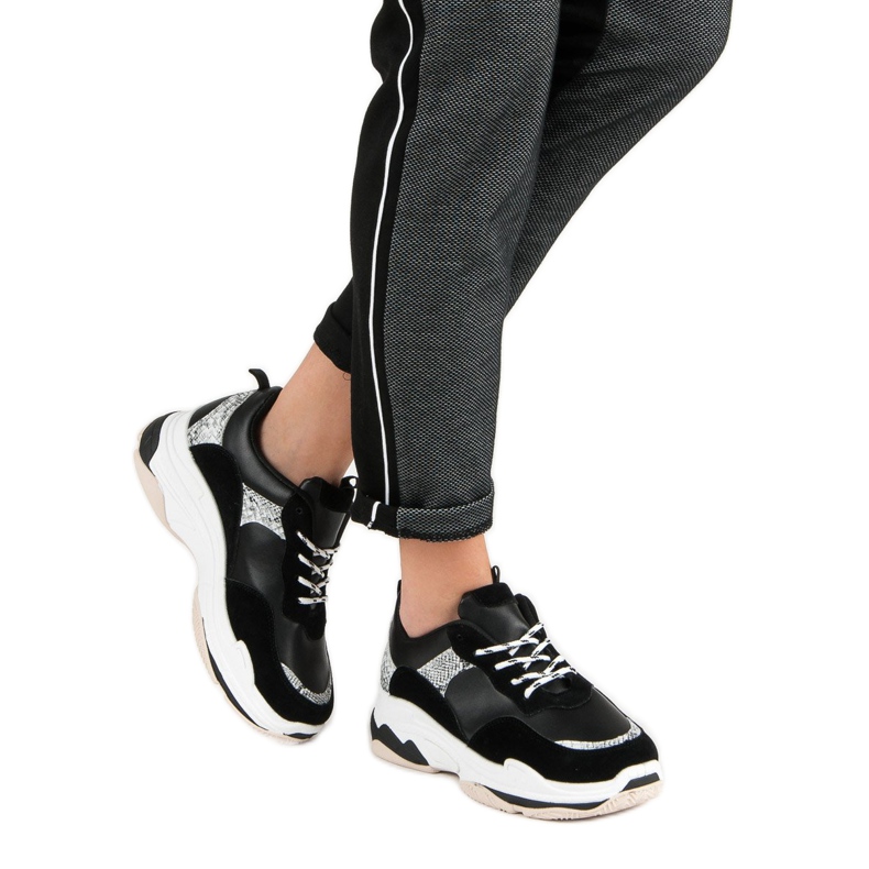 Mustat lenkkarit kuvioinnilla 2